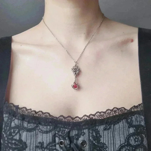 Antique style red pearl diamond-shaped pendant on a small silver chain necklace - Picture 1 of 7